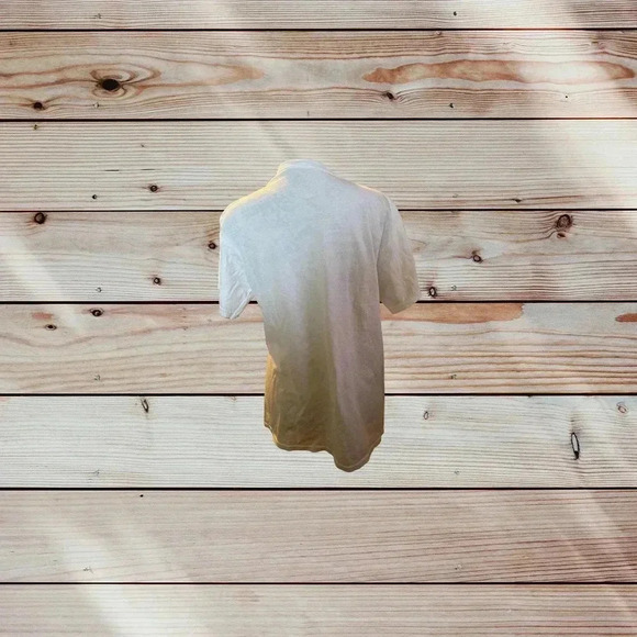 NO TAG WHITE TEE WITH MINNIE AND MICKEY WITH THE GANG ON SLED - Picture 3 of 3